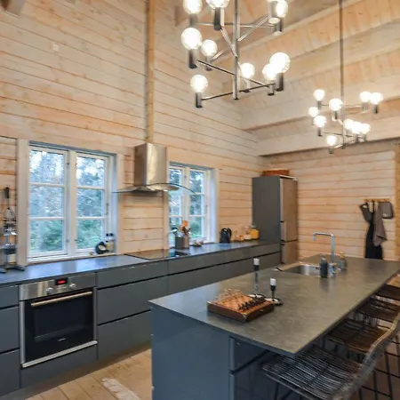 Amazing In W/ 5 Bedrooms *