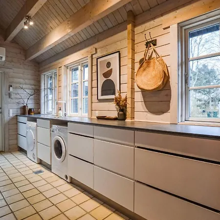 Amazing In W/ 5 Bedrooms