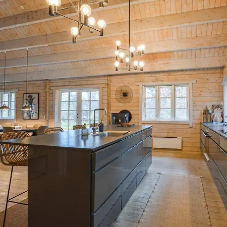 Semesterbostad Amazing In W/ 5 Bedrooms